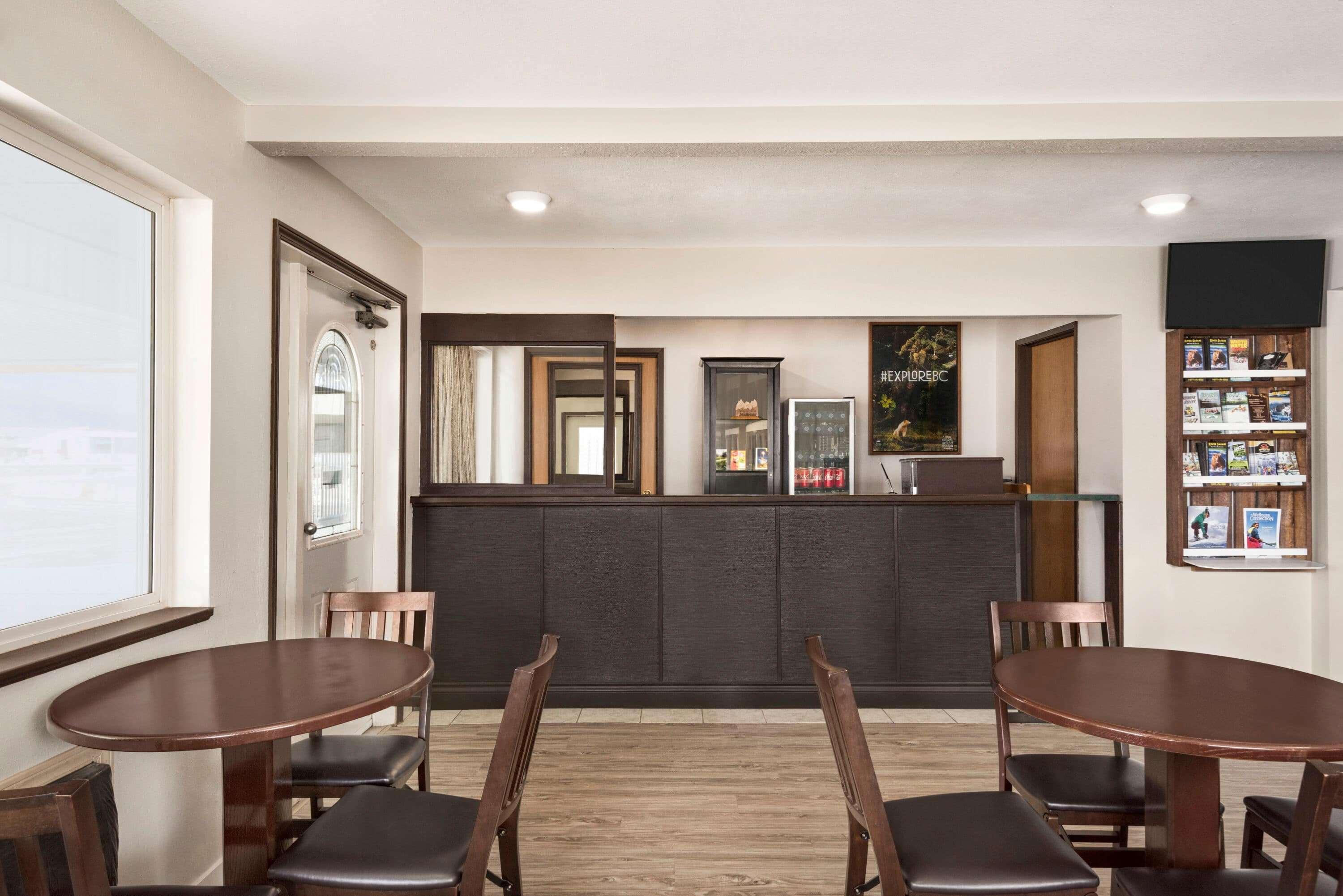 Travelodge By Wyndham Mcbride Bagian luar foto