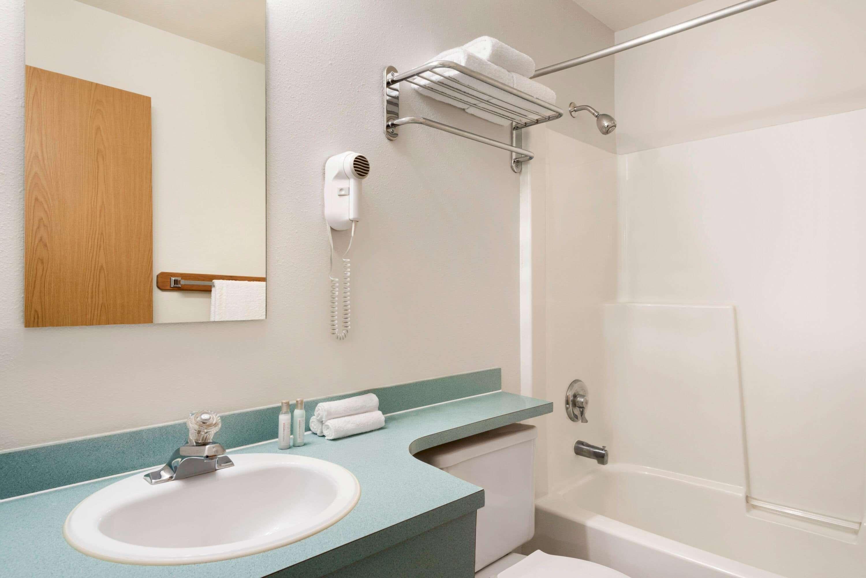 Travelodge By Wyndham Mcbride Bagian luar foto