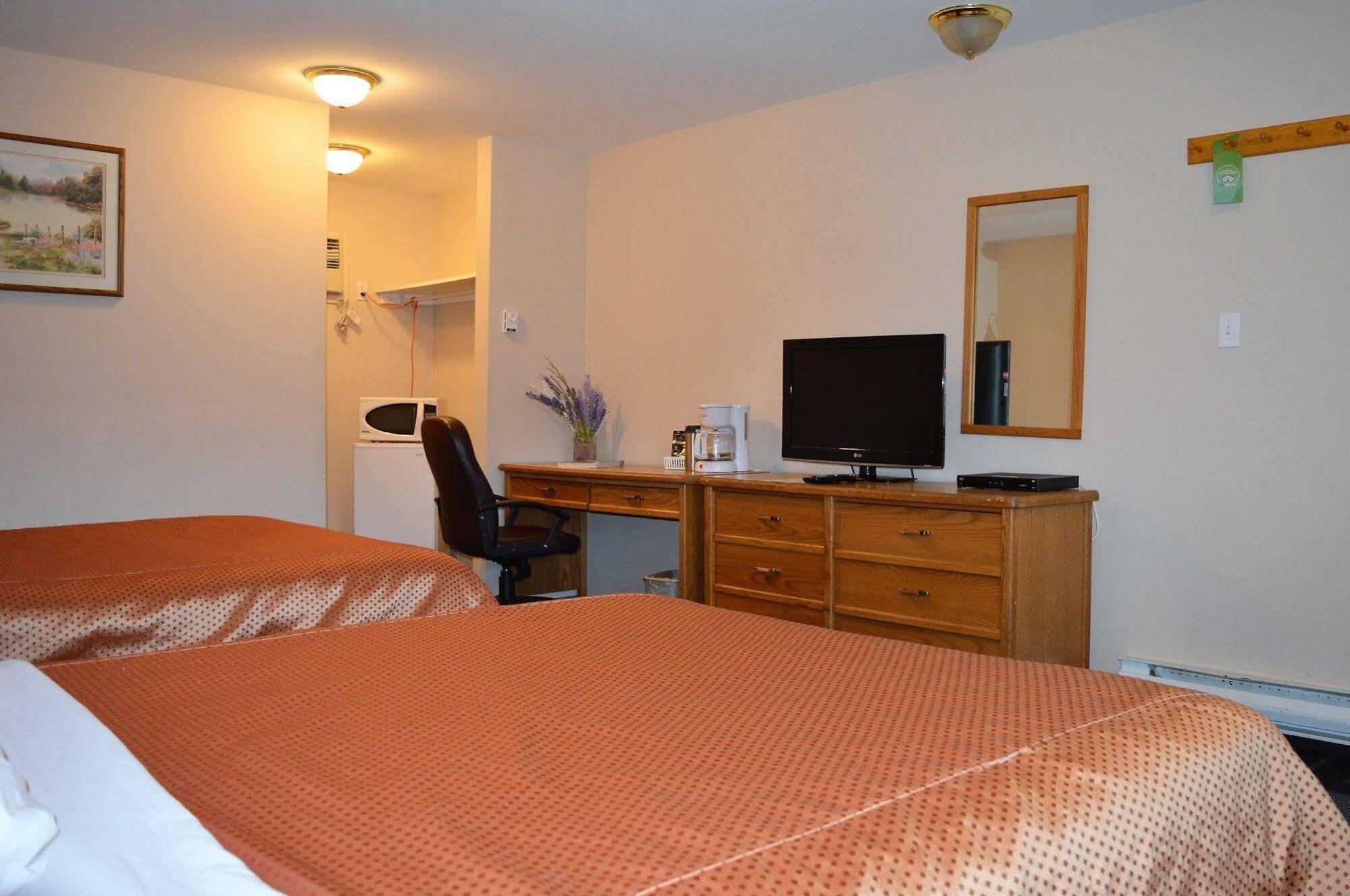 Travelodge By Wyndham Mcbride Bagian luar foto